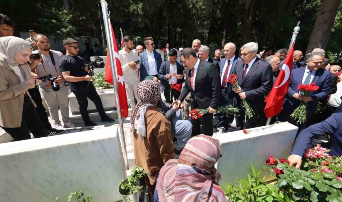 Hatay’da Kurban Bayramı öncesi il protokolü tarafından gerçekleştirilen şehitlik ziyaretinde