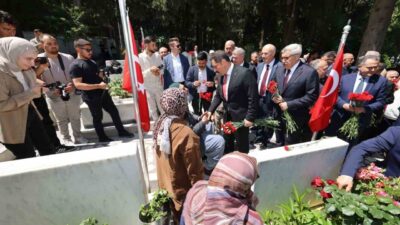 Hatay’da Kurban Bayramı öncesi il protokolü tarafından gerçekleştirilen şehitlik ziyaretinde