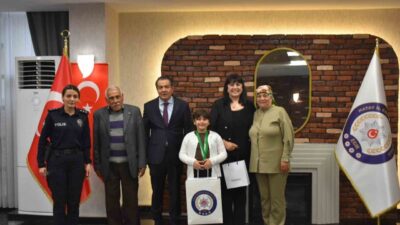 Hatay’da yaşayan 9 yaşındaki şehit kızı Ömür Şimşek, Avustralya’da düzenlenen