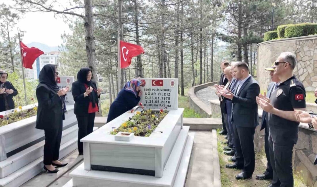 Şehit Polis Memuru Uğur Yıldız, şehadetinin sene-i devriyesinde kabri başında