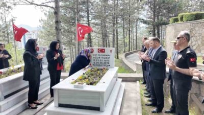 Şehit Polis Memuru Uğur Yıldız, şehadetinin sene-i devriyesinde kabri başında