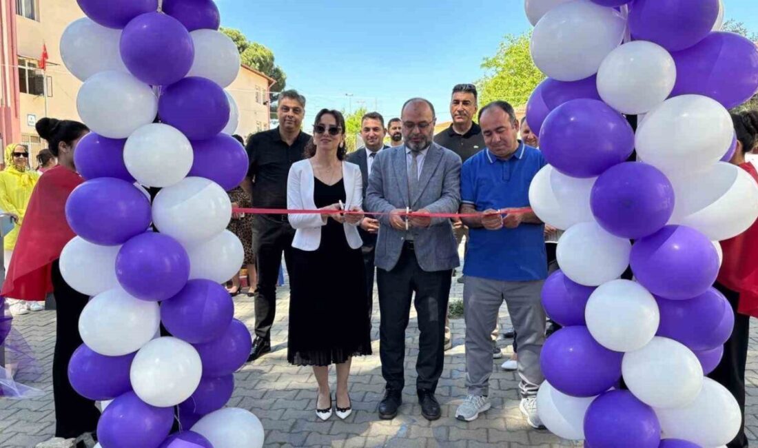 Aydın’ın Nazilli ilçesinde Şehitler Ortaokulu yıl sonu sergisi ile göz