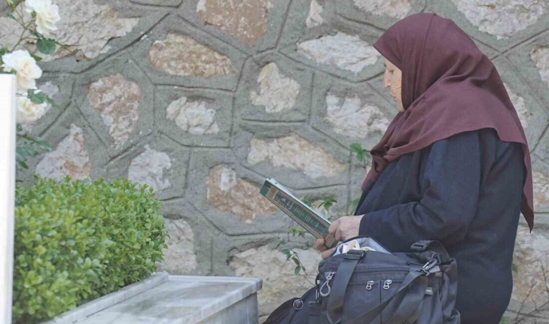 Bursa’da Kurban Bayramı arifesinde Pınarbaşı Garnizon Şehitliği’nde duygu dolu anlar