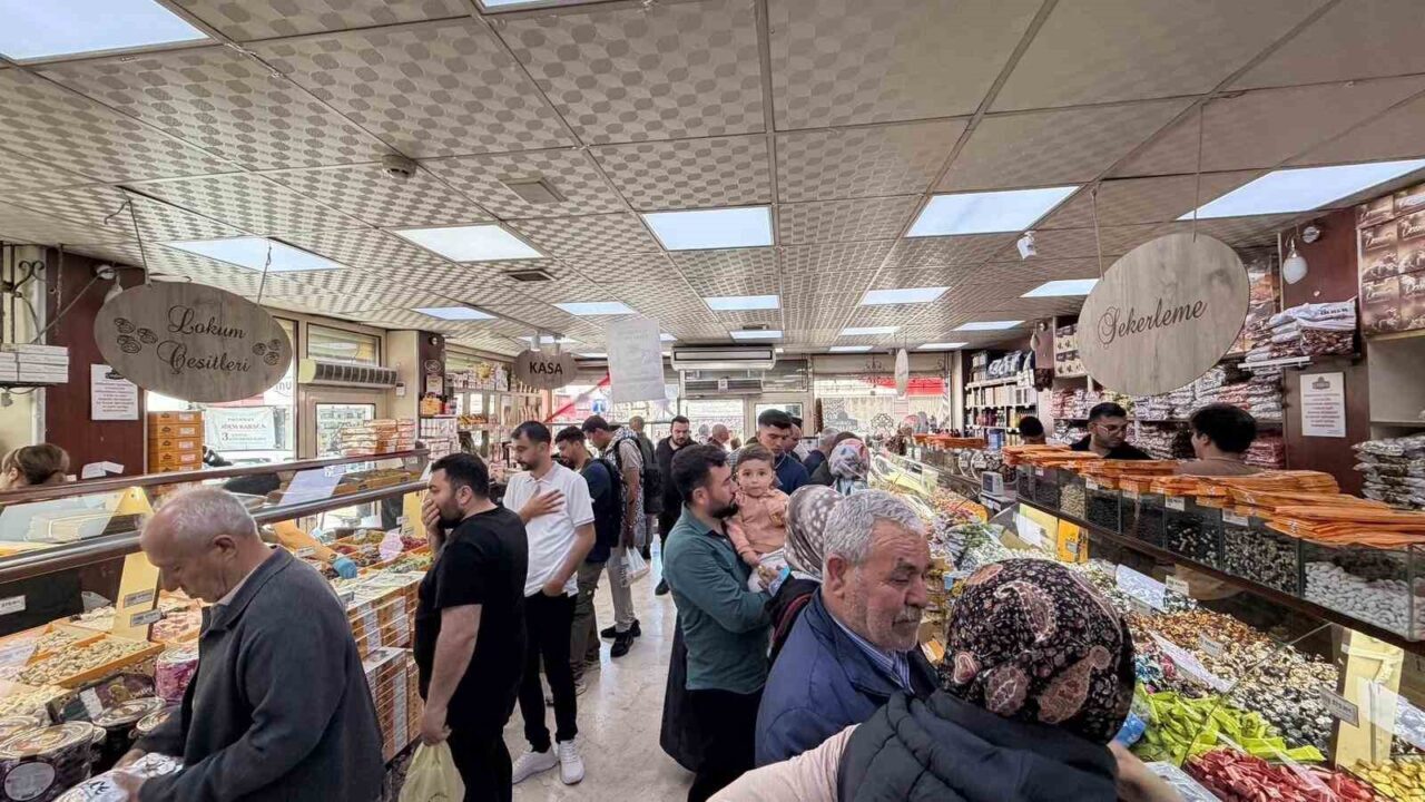 Kurban Bayramı öncesinde bayram şekerlerini almak isteyen vatandaşlar şekercilerde yoğunluk