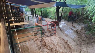 Erzincan’da etkili olan sağanak yağış, turizm beldesi Çağlayan’da sele neden