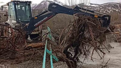 Tunceli’de yoğun yağışlar nedeniyle tıkanan köprü ve menfezlerde ulaşım, İl
