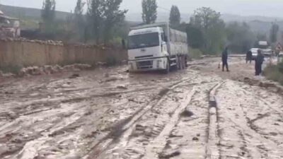 Çorum’un Sungurlu ilçesinde etkili olan sağanak yağış sonrası taşan dere