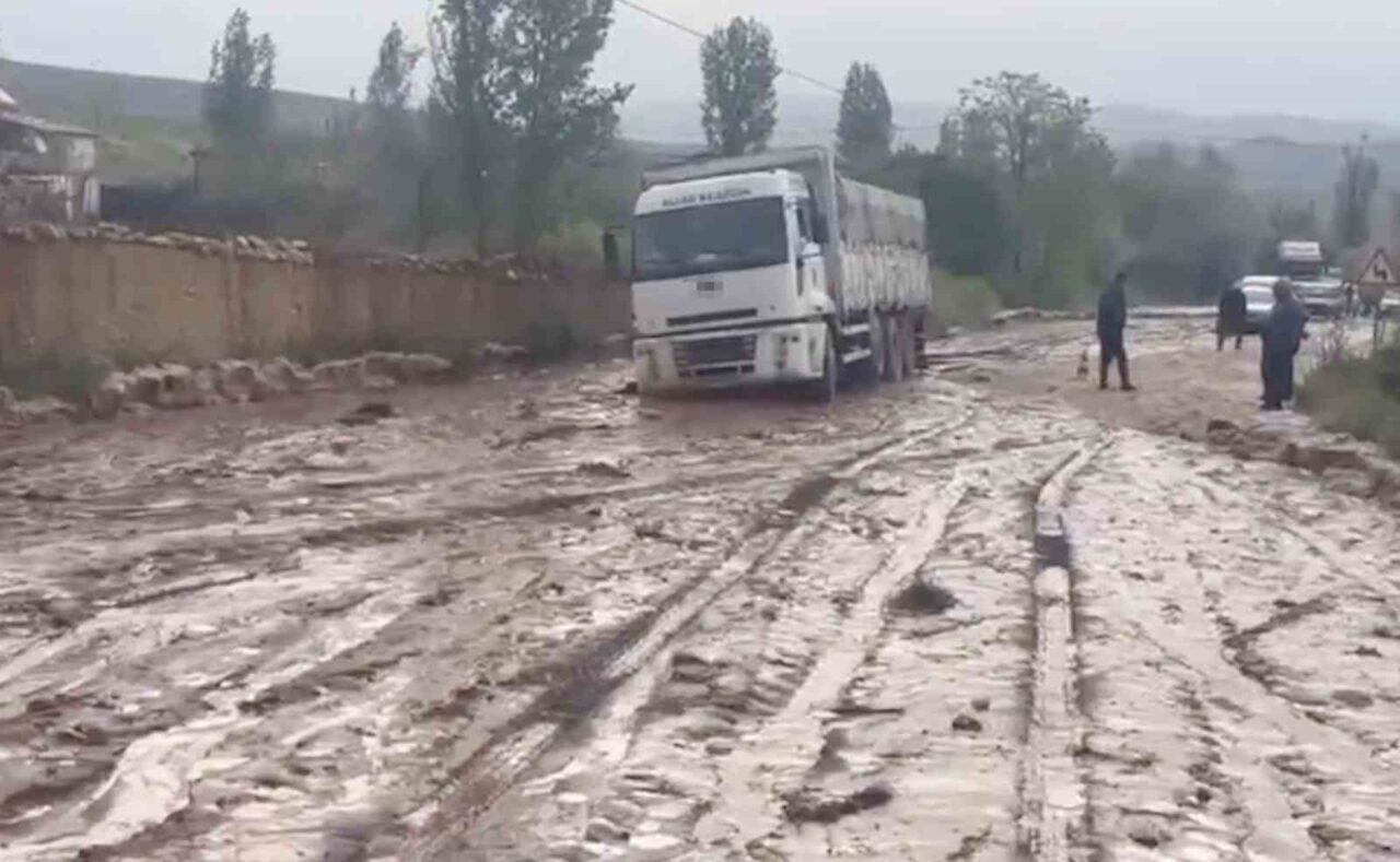 Çorum’un Sungurlu ilçesinde etkili olan sağanak yağış sonrası taşan dere