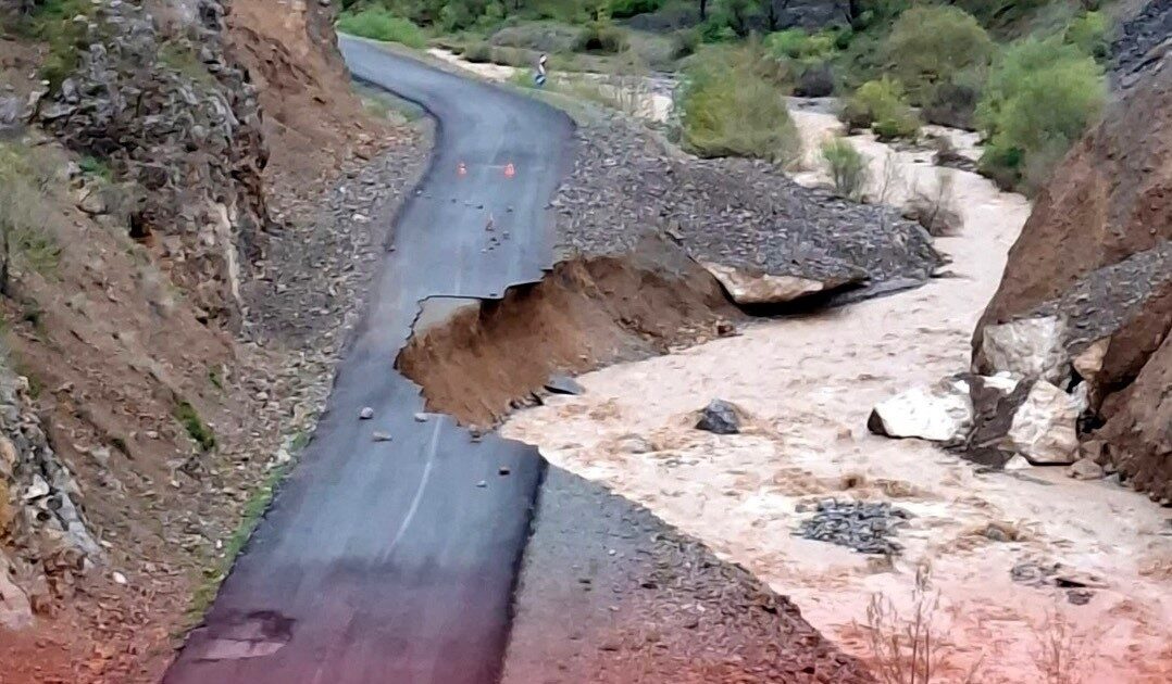 Erzincan’ın Kemaliye ilçesine bağlı Başbağlar köyüne ulaşımı sağlayan yol, etkili