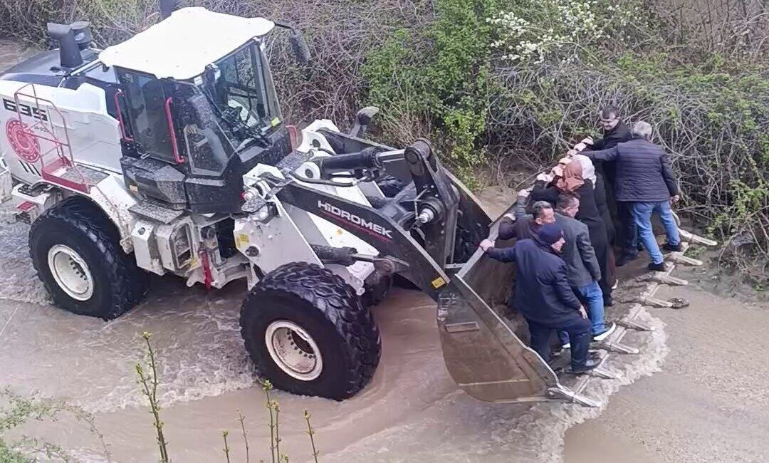 Sivas’ta kuvvetli yağışların yolu kapattığı köyde cenazeye gitmek isteyenler iş