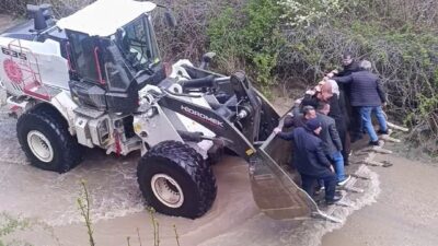 Sivas’ta kuvvetli yağışların yolu kapattığı köyde cenazeye gitmek isteyenler iş