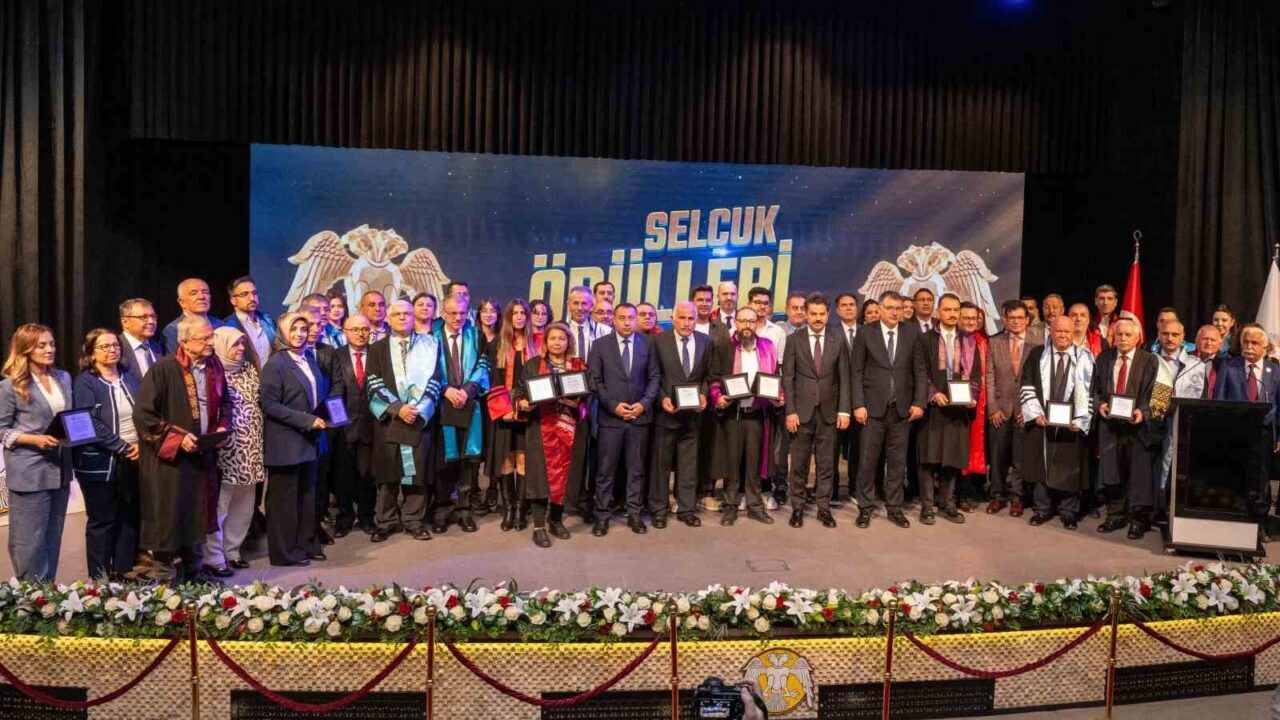 Selçuk Üniversitesi (SÜ) tarafından düzenlenen “Selçuk Üniversitesi Ödülleri Töreni”nde akademik