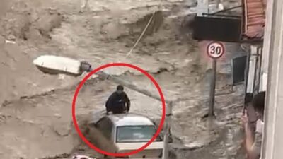 Samsun’un Havza ilçesinde sele kapılan otomobilin üzerinde ölümle burun buruna
