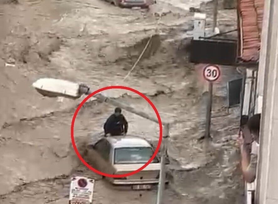 Samsun’un Havza ilçesinde sele kapılan otomobilin üzerinde ölümle burun buruna