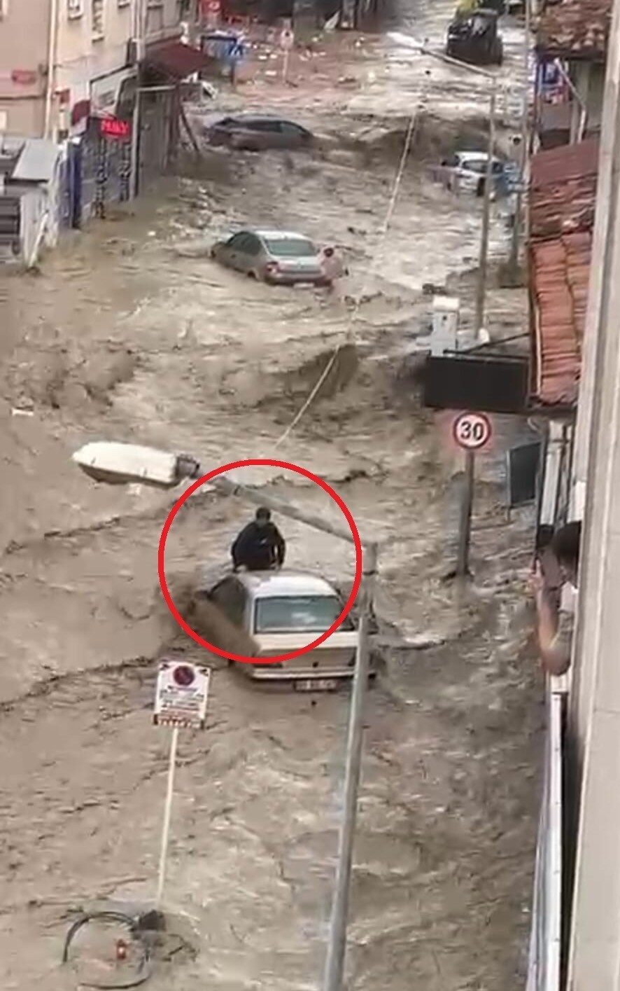 Samsun’un Havza ilçesinde sele kapılan otomobilin üzerinde ölümle burun buruna