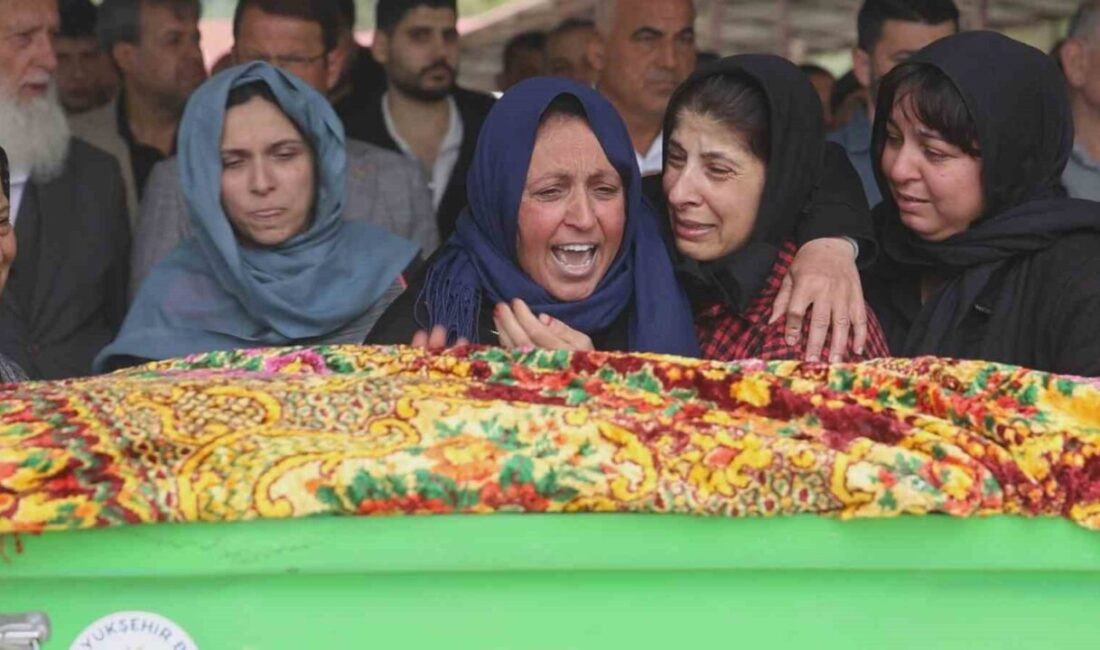 Hatay’da AFAD ve itfaiye ekiplerince yürütülen çalışmalarda, yıkılan Karaçay Köprüsü’nün