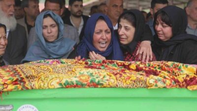 Hatay’da AFAD ve itfaiye ekiplerince yürütülen çalışmalarda, yıkılan Karaçay Köprüsü’nün