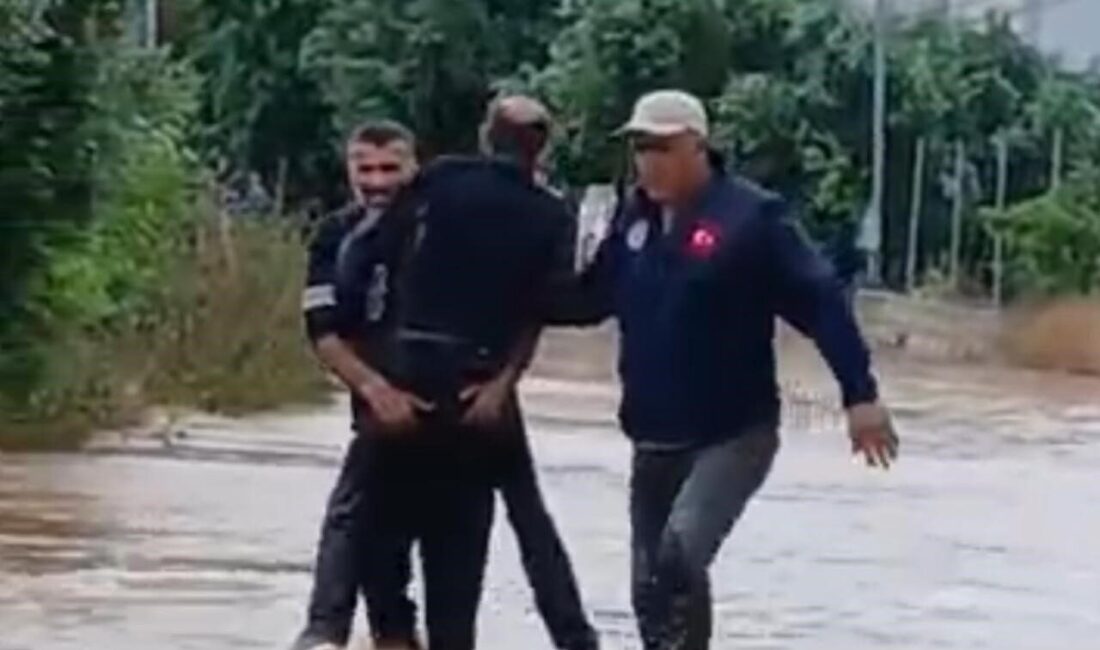 Meteorolojinin kuvvetli yağış uyarısında bulunduğu Mersin’de yolun karşısına geçmeye çalışırken
