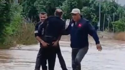 Meteorolojinin kuvvetli yağış uyarısında bulunduğu Mersin’de yolun karşısına geçmeye çalışırken