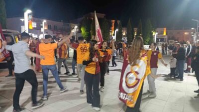 Galatasaray’ın 26. şampiyonluğu Selendi’de büyük bir coşkuya sahne oldu. Ellerinde