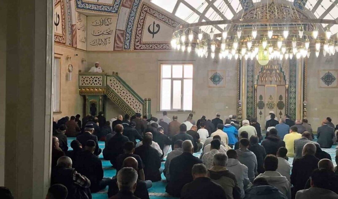 Manisa’nın Selendi ilçesinde Kurban Bayramı’nın ilk sabahında vatandaşlar bayram namazı