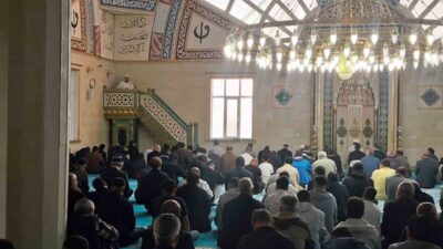 Manisa’nın Selendi ilçesinde Kurban Bayramı’nın ilk sabahında vatandaşlar bayram namazı