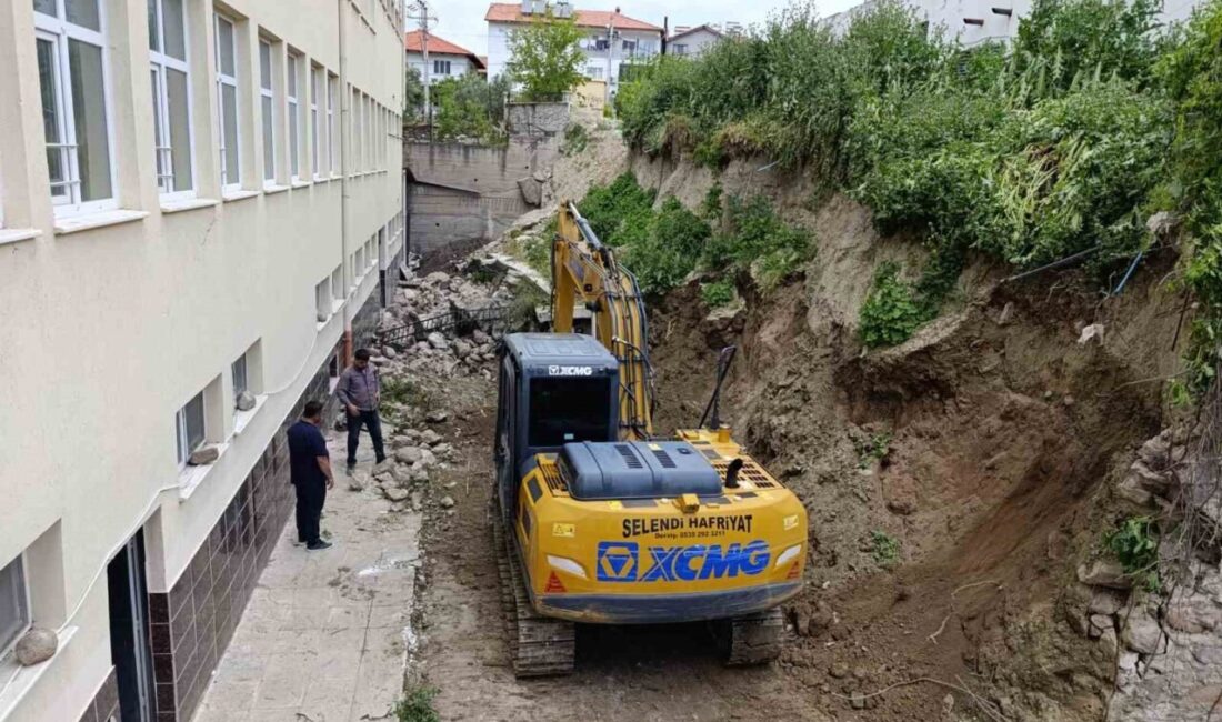 Manisa’nın Selendi ilçesinde sağanak yağışın ardından çöken okulun istinat duvarının