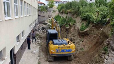 Manisa’nın Selendi ilçesinde sağanak yağışın ardından çöken okulun istinat duvarının