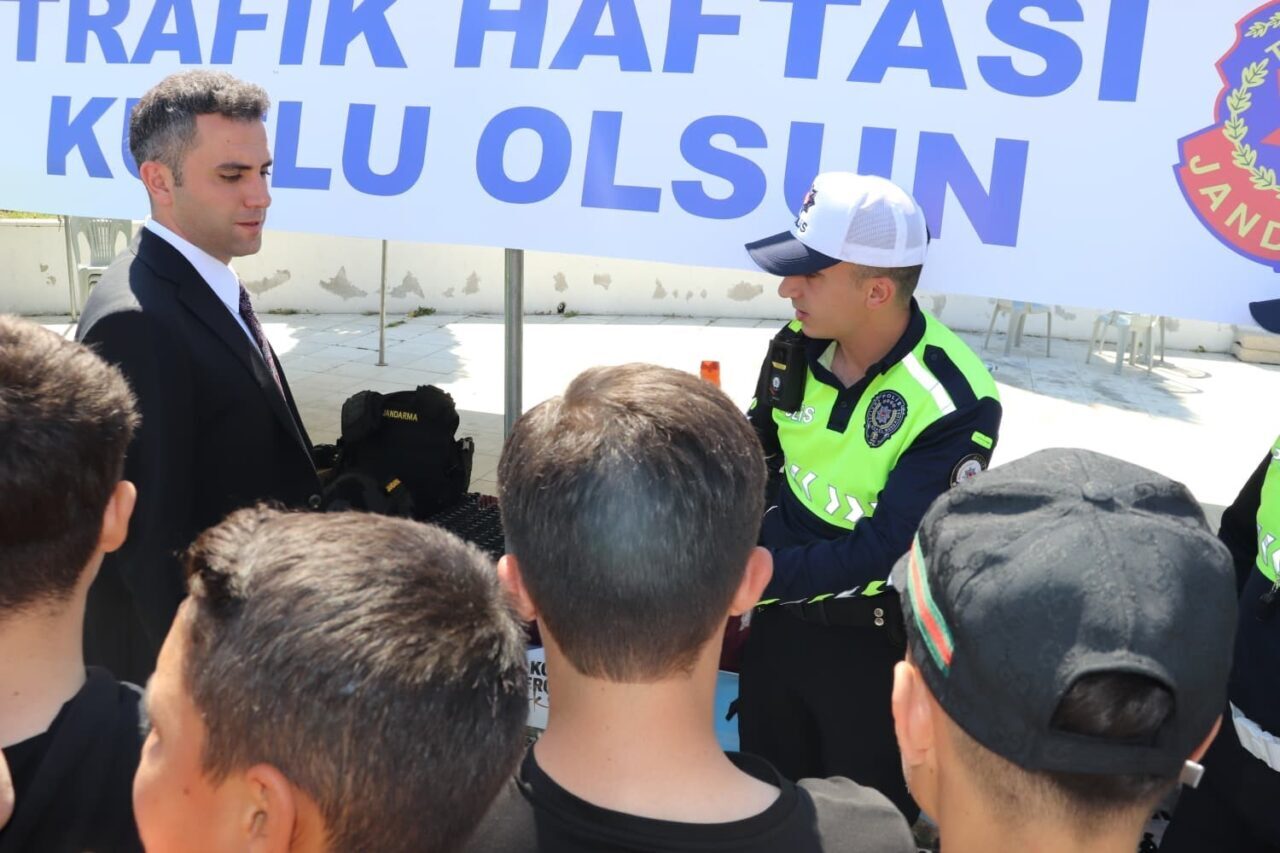Manisa’nın Selendi ilçesinde Karayolu Trafik Haftası kapsamında düzenlenen “Bir Kural
