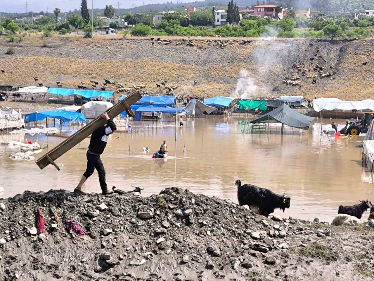 Hatay’ın Dörtyol ilçesinde etkili olan yağışlı havayla birlikte sele teslim