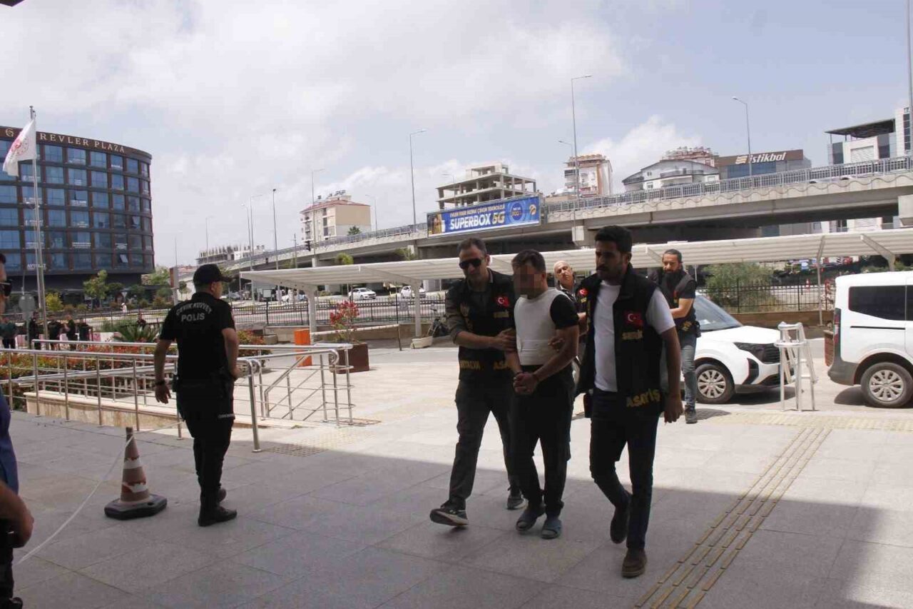 Antalya’nın Serik ilçesinde yol verme ve sellektör yapma nedeniyle çıkan