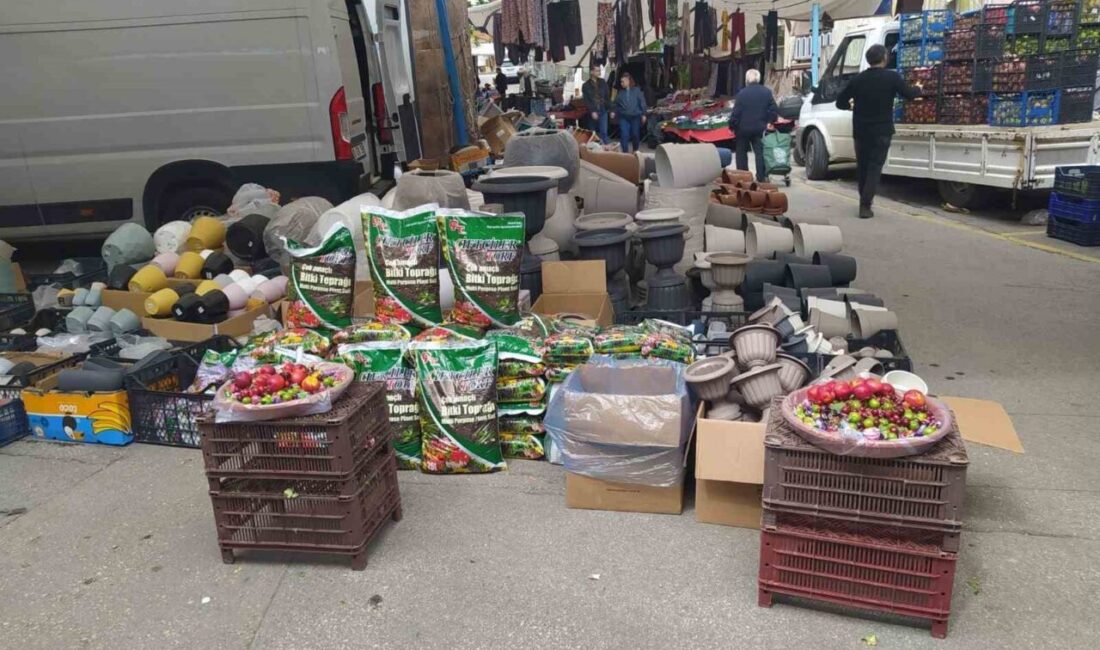 Denizli’nin Mehmetçik Mahallesi Demokrasi Meydanı Pazaryerinde tezgâh açan pazarcı esnafı,