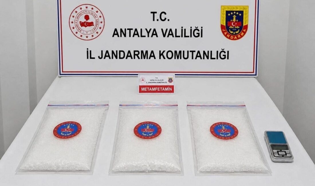 Antalya’nın Serik ilçesinde ikametlerinde 2 kilo 580 gram metamfetamin ve