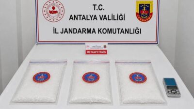 Antalya’nın Serik ilçesinde ikametlerinde 2 kilo 580 gram metamfetamin ve