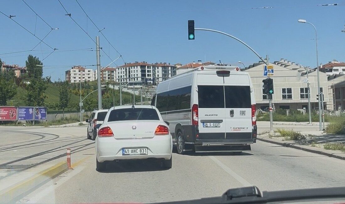 Eskişehir’de trafikte gerginlik yaşadığı aracın üzerine süren servis şoförü amatör