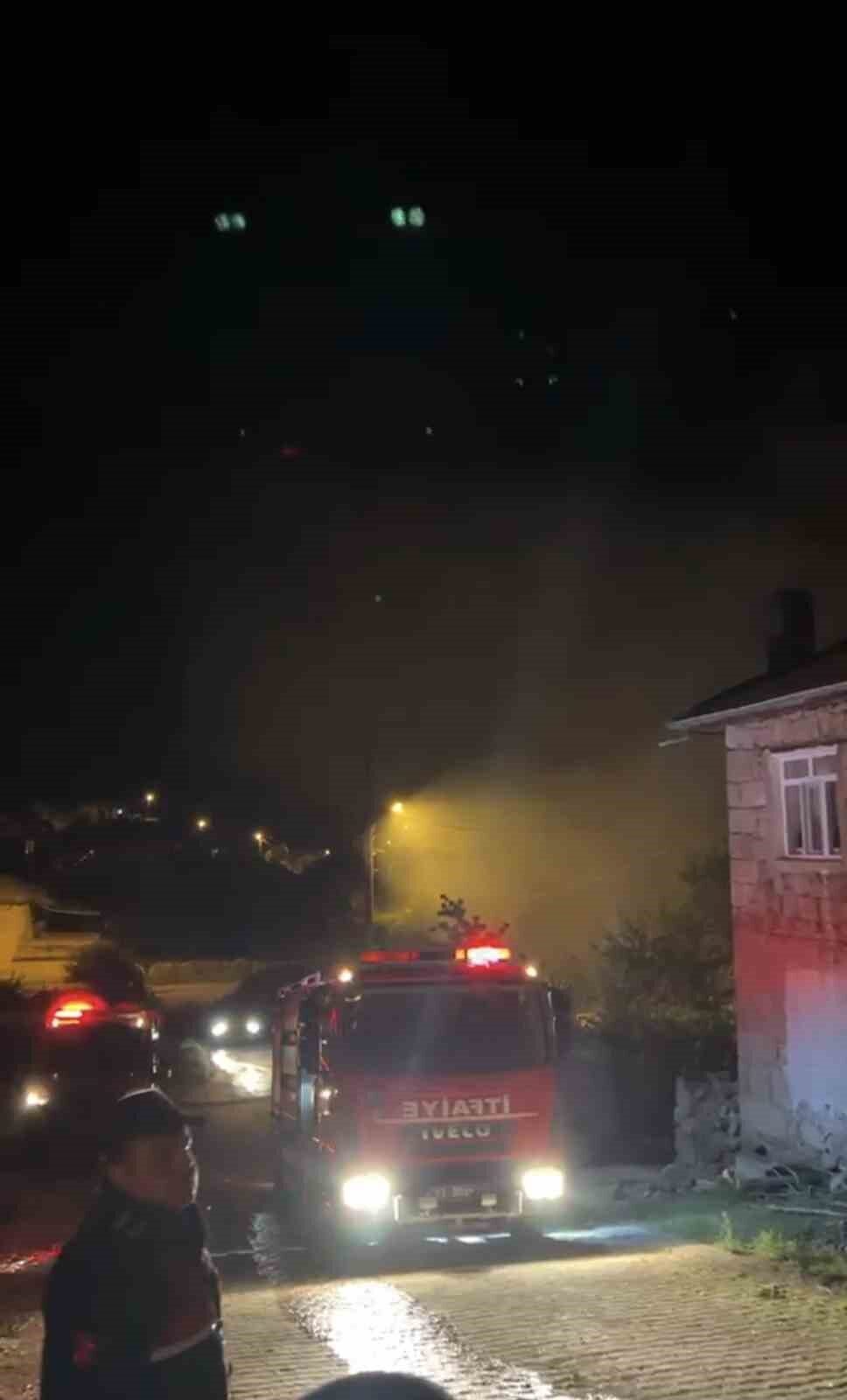 Konya’nın Seydişehir ilçesinde samanlıkta çıkan yangın, itfaiye ekiplerinin hızlı müdahalesi