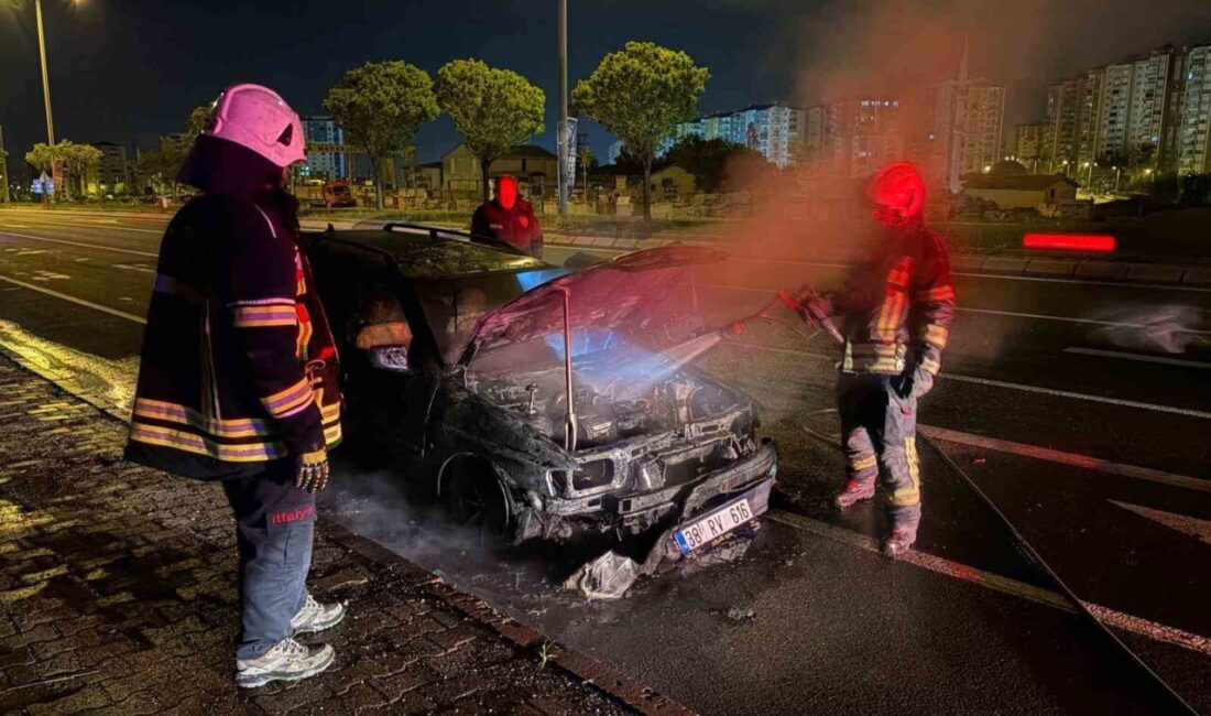 Kayseri’nin Melikgazi ilçesinde seyir halindeyken alev alan otomobil, itfaiye ekiplerinin