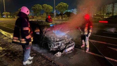 Kayseri’nin Melikgazi ilçesinde seyir halindeyken alev alan otomobil, itfaiye ekiplerinin