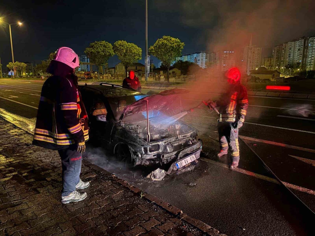 Kayseri’nin Melikgazi ilçesinde seyir halindeyken alev alan otomobil, itfaiye ekiplerinin
