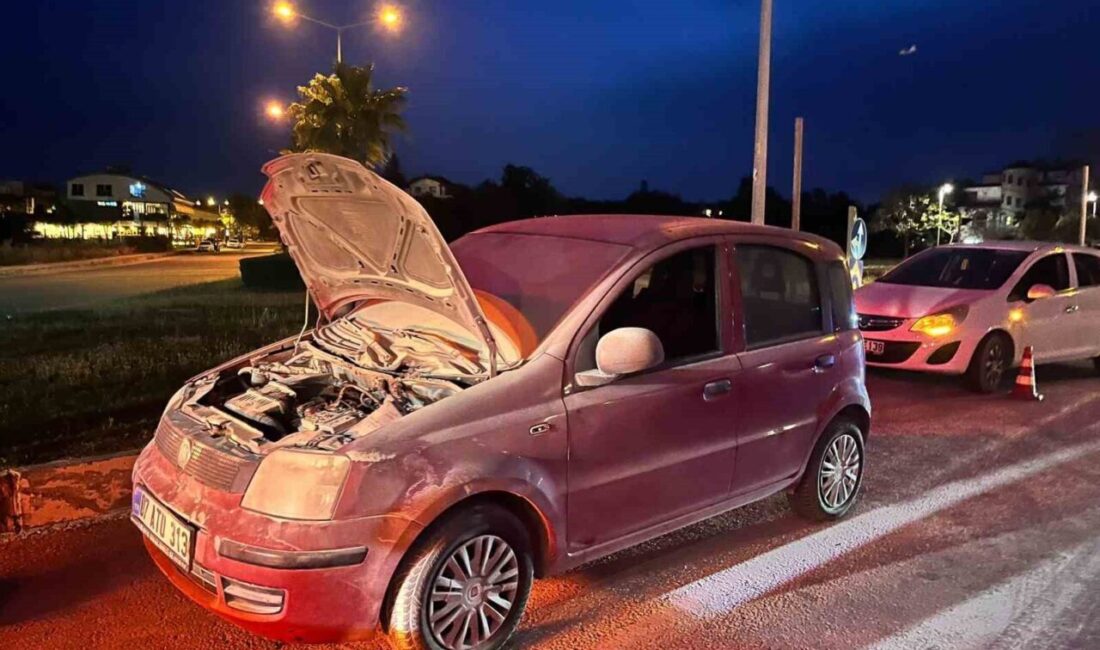 Antalya’nın Manavgat ilçesinde seyir halindeyken yanmaya başlayan otomobile yoldan geçen