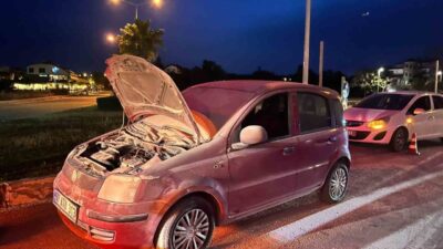 Antalya’nın Manavgat ilçesinde seyir halindeyken yanmaya başlayan otomobile yoldan geçen