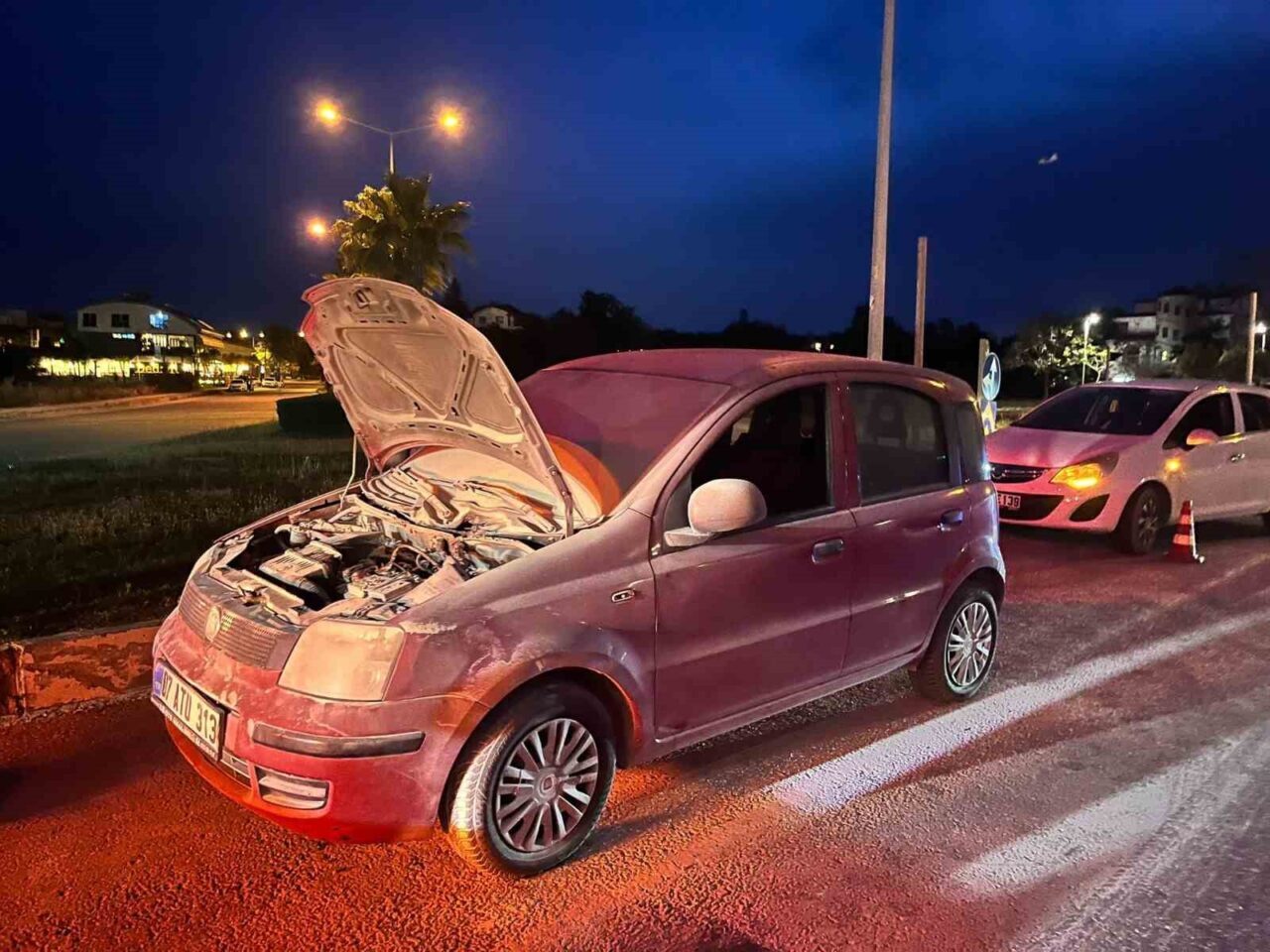 Antalya’nın Manavgat ilçesinde seyir halindeyken yanmaya başlayan otomobile yoldan geçen