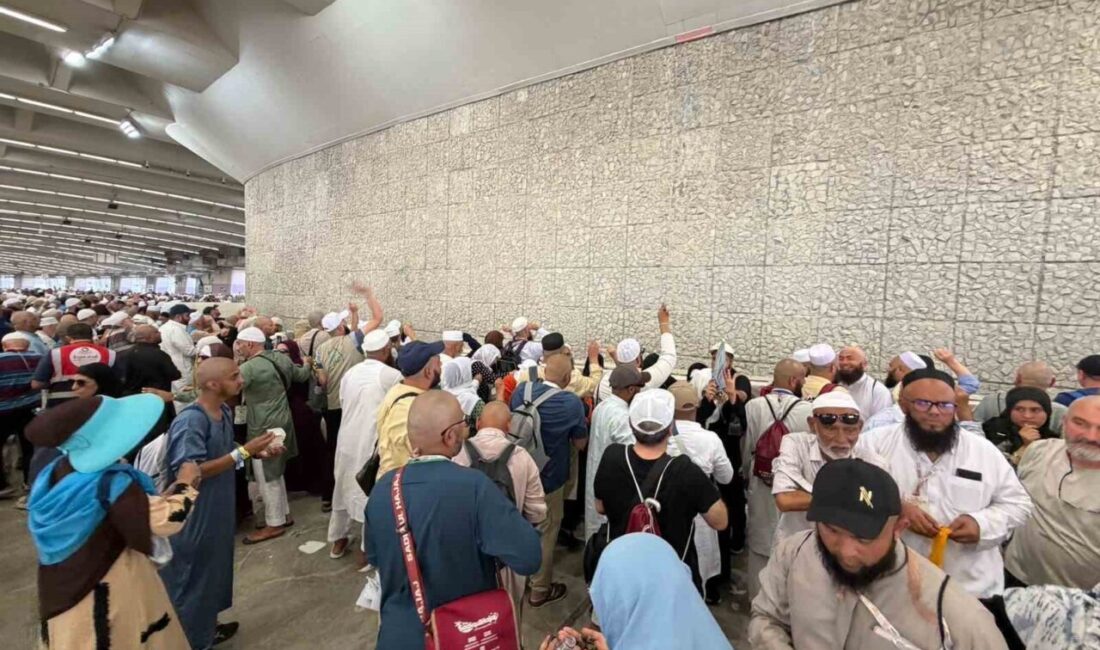 Müzdelife vakfesinden yürüyerek Cemarat şeytan taşlama bölgesine bayram sabahı inen