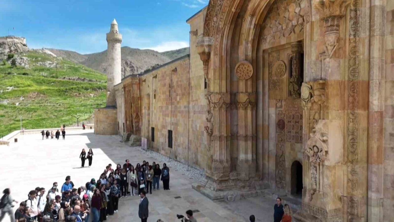 Sivas Cumhuriyet Üniversitesi Tıp Fakültesi öğrencileri, Divriği Ulu Camii ve