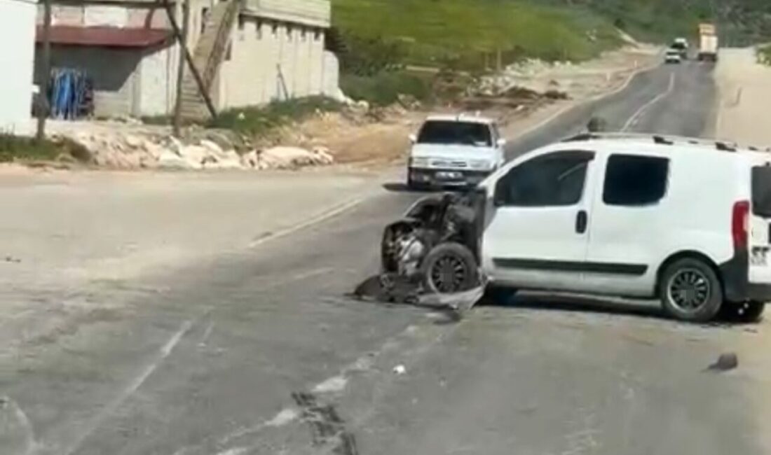 Siirt Organize Sanayi Bölgesi’nde iki hafif ticari aracın karıştığı maddi