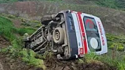 Siirt’in Pervari ilçesinde sürücüsünün direksiyon hakimiyetini kaybettiği ambulans şarampole devrildi.
