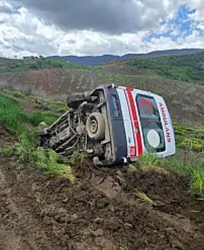 Siirt’in Pervari ilçesinde sürücüsünün direksiyon hakimiyetini kaybettiği ambulans şarampole devrildi.