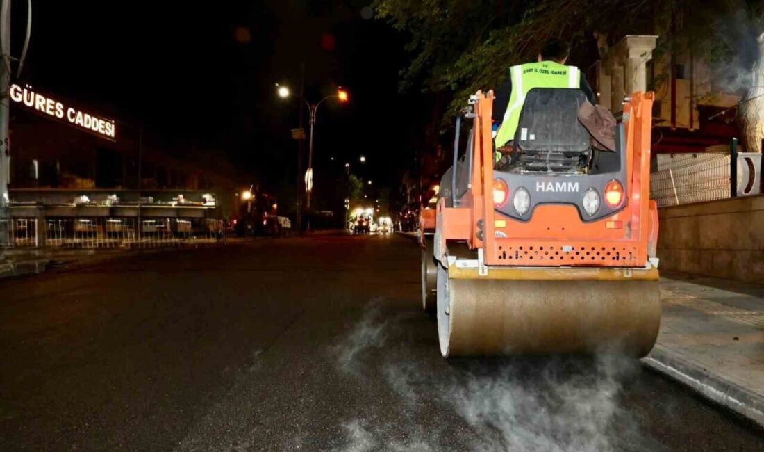 Siirt’te kent genelinde sürdürülen asfalt çalışmaları gece saatlerinde de aralıksız
