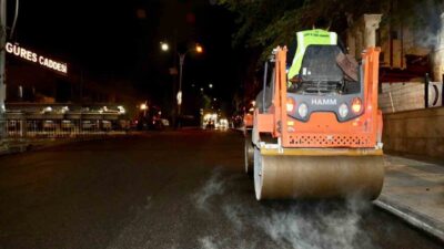 Siirt’te kent genelinde sürdürülen asfalt çalışmaları gece saatlerinde de aralıksız