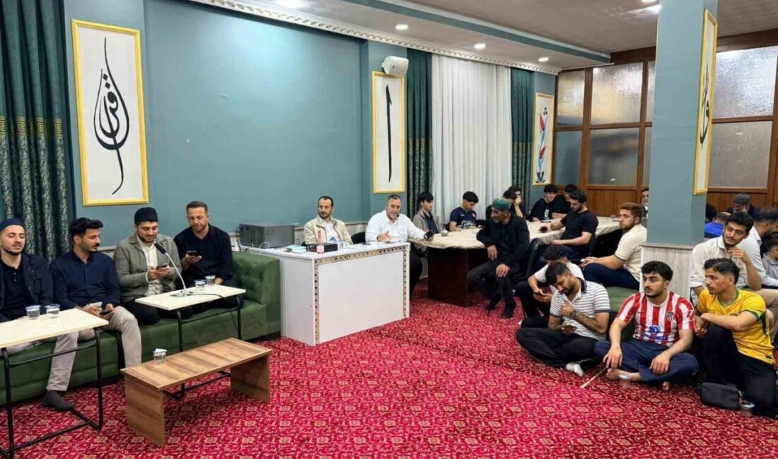 Siirt’te Diyanet Gençlik Merkezince düzenlenen “Meşk Gecesi”, gençlerin katılımıyla manevi
